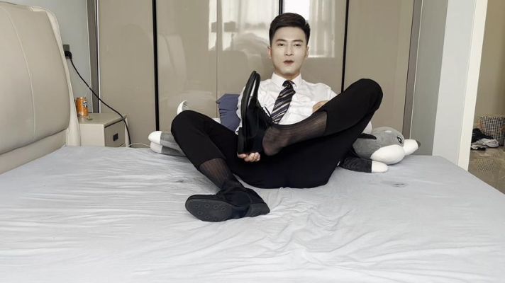 王子的日记-逼痒难耐拿出大鸡吧和炮机来捣烂骚逼 2