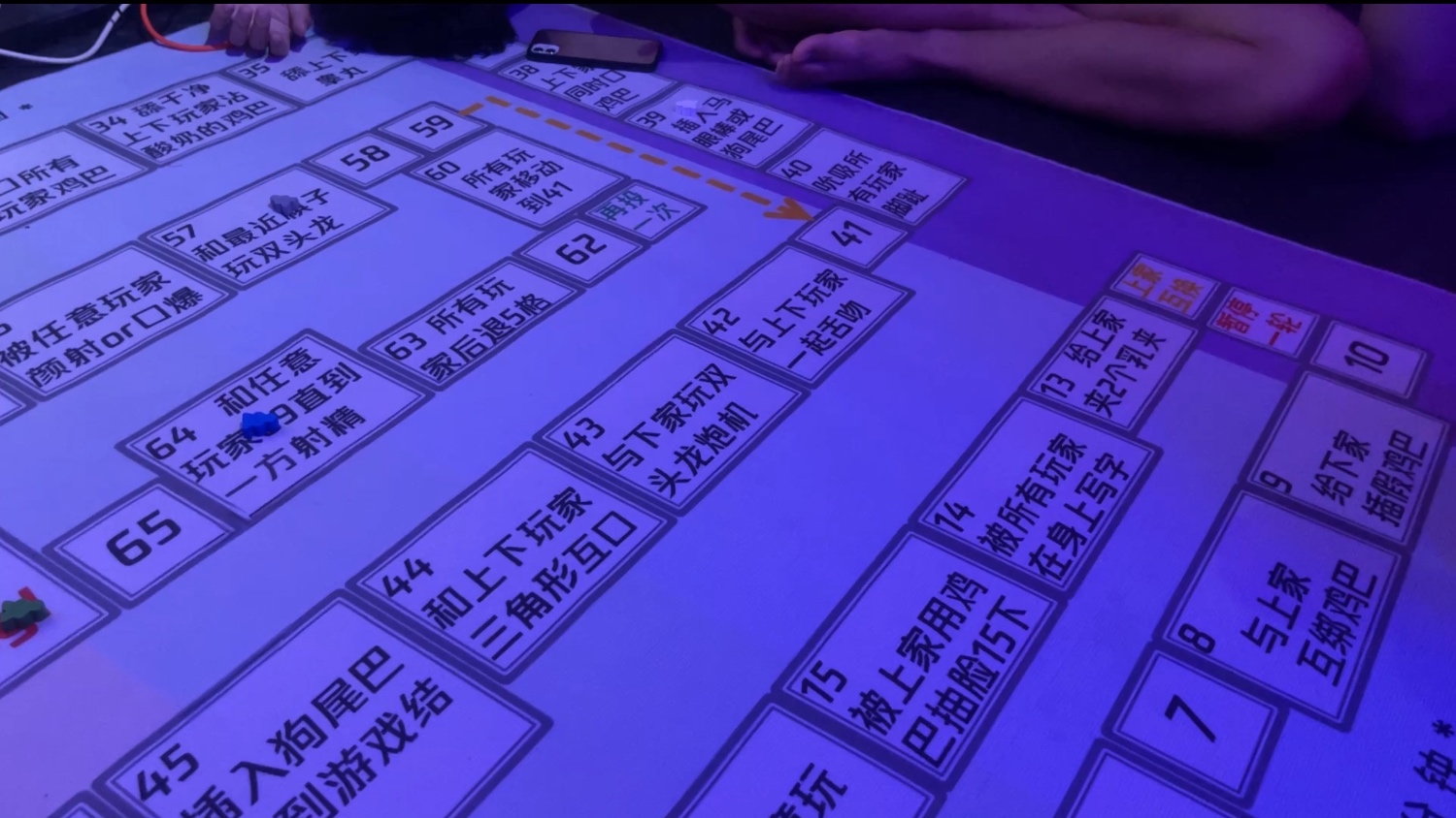 【Tearing_S】飞行棋之人体盛宴
一群骚玩游戏 舔 吃 舔逼 吸 贱逼直接被操到外翻 奴下奴舔结合处津津有味
骚口渴祈求主人赏赐圣水 奴看到奴下奴如此下贱 直接射嘴里吃下精华