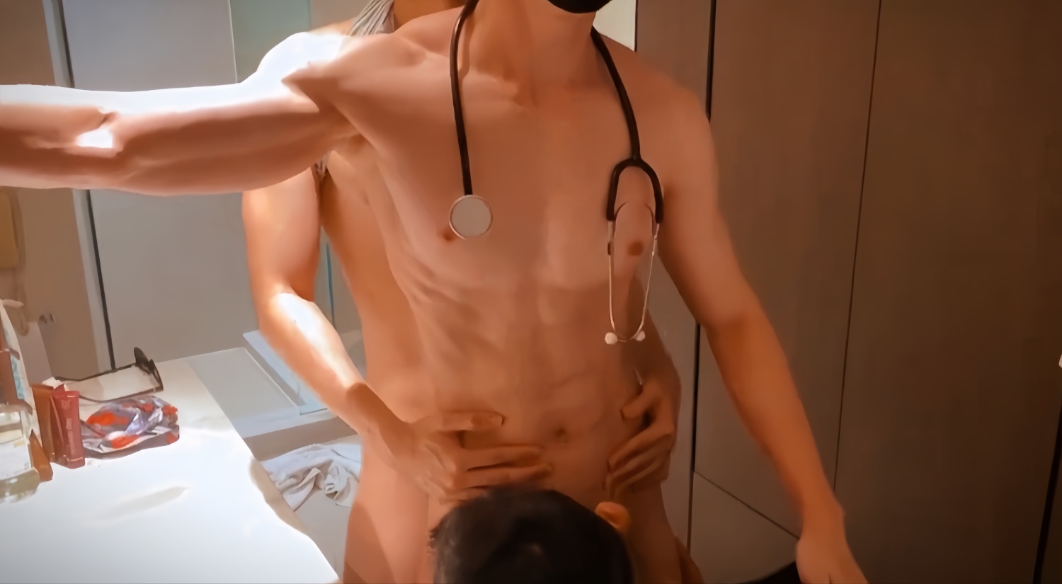 【全员帅哥】帥哥醫生上門看病被拔掉衣服操射