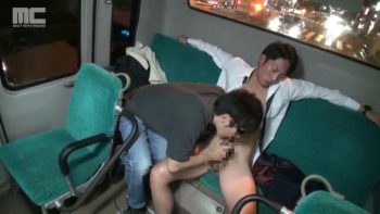 [MENS RUSH] MNC-934 – バスで帰宅中のサラリーマン達也が変態ゴーグルにフェラされる！